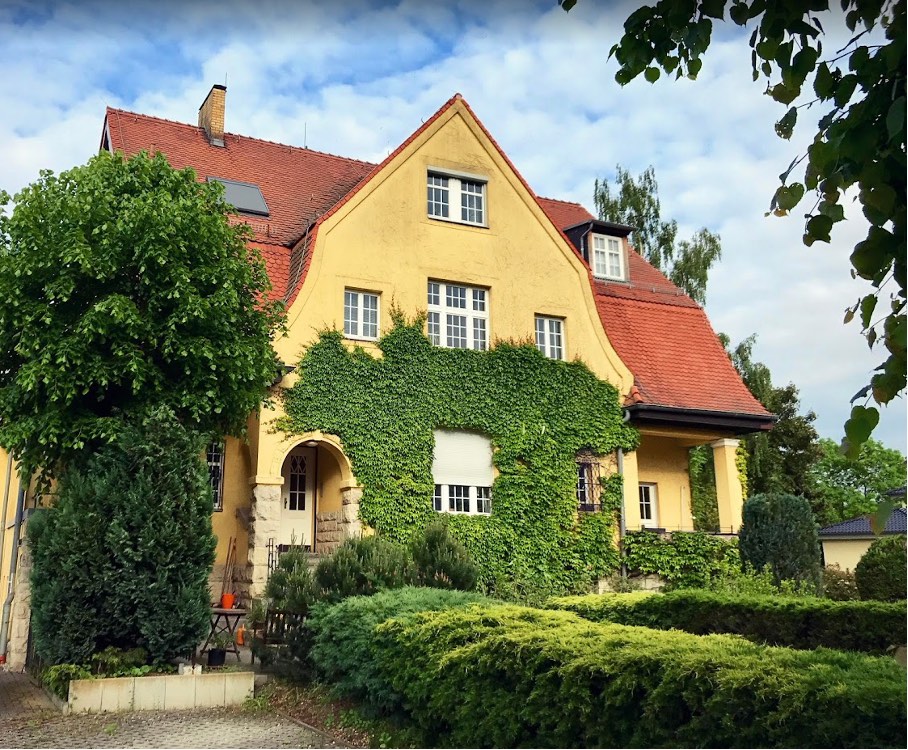Geschäftshaus der Dr. Michlenz Unternehmensberatung: Villa in Böhlen, Zehmener Straße 9